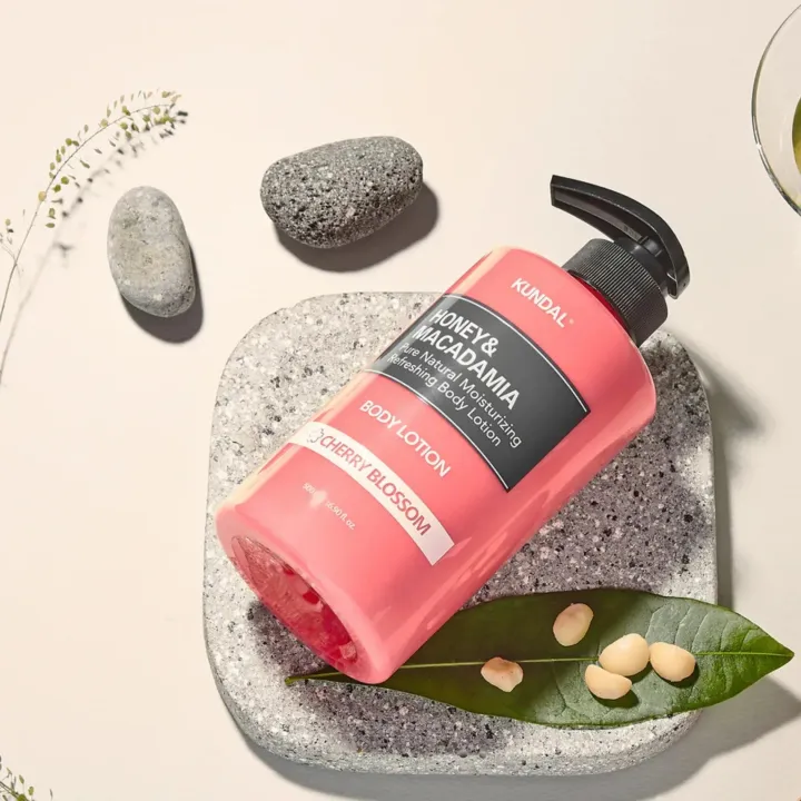 KUNDAL%20Honey%20&%20Macadamia%20Pure%20Natural%20Moisturizing%20Refreshing%20Body%20Lotion%20White%20Musk%20500ml%20-%20Image%206