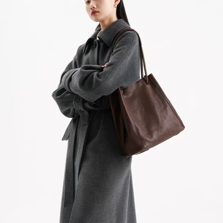 Qiu%20Zhen%20Genuine%20Leather%20Bucket%20Bag%20for%20Women,%20Crossbody%20Commuter%20Large%20Capacity%20Tote%20Bag,%20Niche%20Vegetable%20Tanned%20Top%20Layer%20Cowhide%20Bag%20-%20Image%204