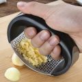 Stainless Steel Garlic Press Rocker , New Arc-shaped Design Professional Heavy Soft-Handled Garlic Crusher With Comfortable Grip (Garlic Press Black). 