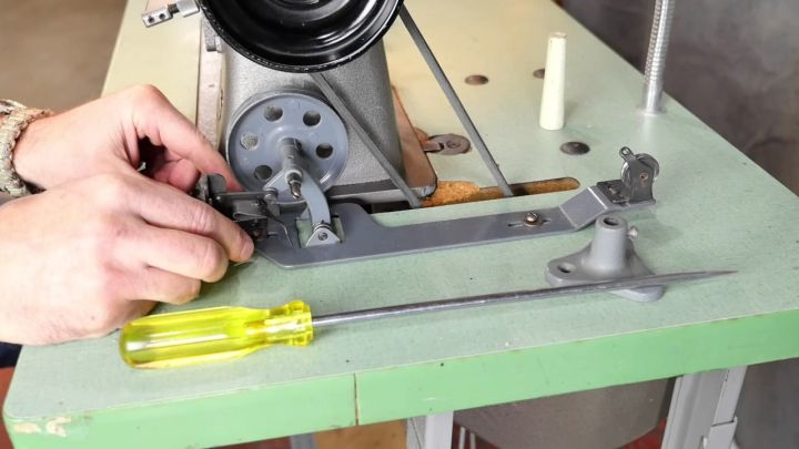 Bobbin%20Winder%20/%20Bobbin%20Rewinder%20for%20Industrial%20Sewing%20Machine%20fits%20single/double%20needle%20lockstitch%20machines%202.5"%20-%20Image%202