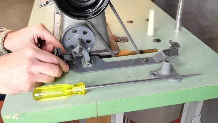 Bobbin%20Winder%20/%20Bobbin%20Rewinder%20for%20Industrial%20Sewing%20Machine%20fits%20single/double%20needle%20lockstitch%20machines%202.5"%20-%20Image%202