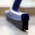 FLOOR WIPER WITH 120CM PLASTIC COATED METAL HANDLE - FEATHER. 