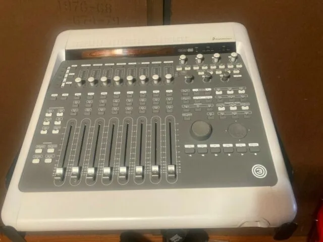 Digidesign%20Digi%20003%20Console%20Firewire%20Audio%20Recording%20Interface%20-%20Image%203