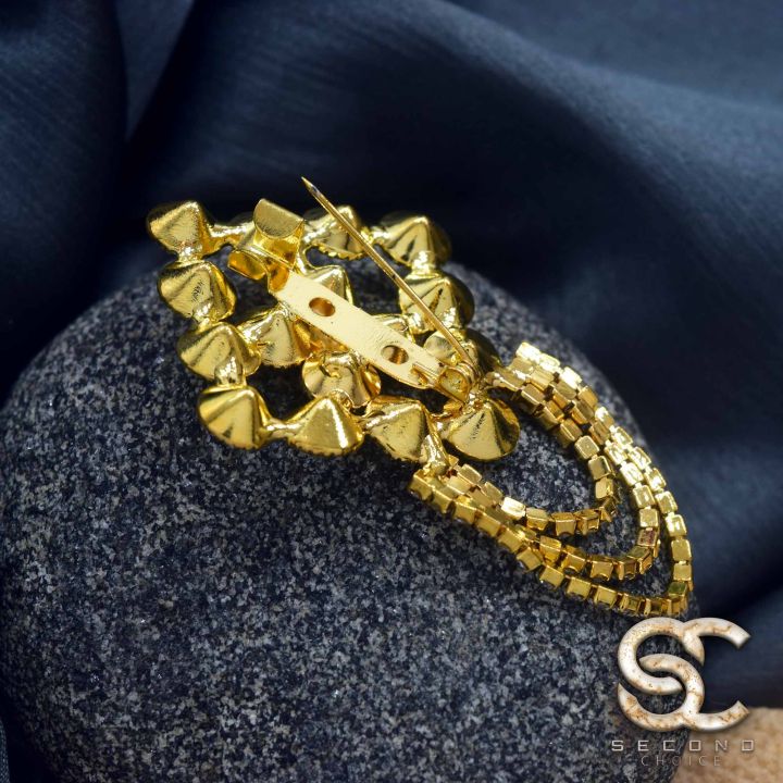 Imported%20Quality%20white%20stones%20gold%20color%20saree%20brooch%20with%20hanging%20chains%20Superb%20finishing%20It%20makes%20the%20perfect%20gift%20for%20your%20loved%20ones%20-%20Image%204