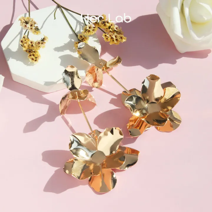 Her%20Lab%20Jewelry%20%7CAretes%20Vintage%20de%20Flor%20en%20Metal%20Dorado%20-%20Estilo%20Franc%C3%A9s%20y%20Elegante%20para%20Mujer%20-%20Image%202