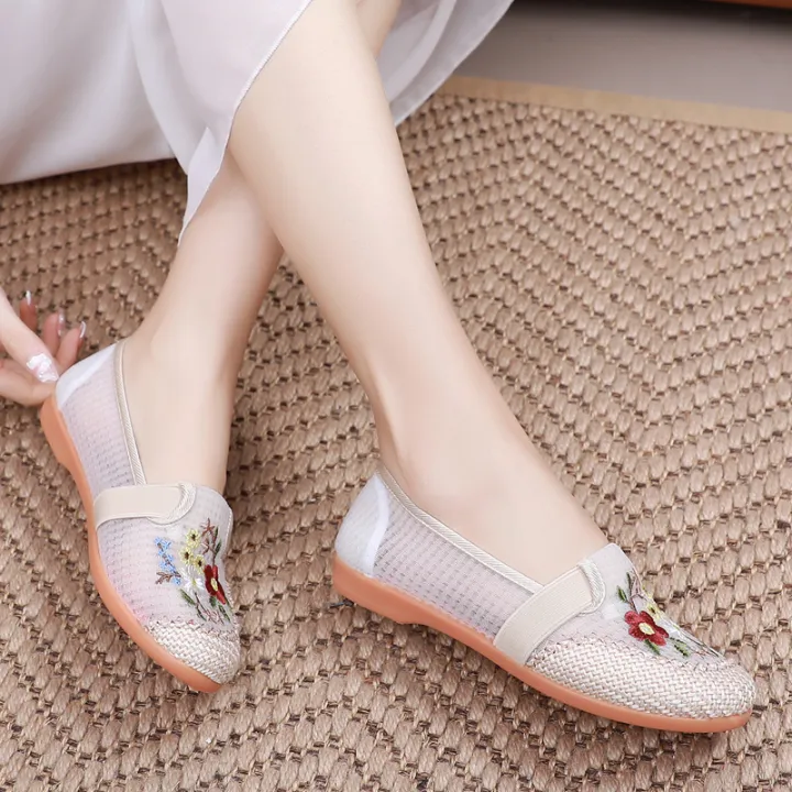 %E3%80%90WEJA%E3%80%91New%20Style%20Embroidered%20Women's%20Summer%20Old%20Beijing%20Cloth%20Shoes%20Women's%20Shoes%20Breathable%20Soft%20Bottom%20Lightweight%20Mom%20Shoes%20Ethnic%20Style%20Ancient%20Chinese%20Clothing%20Shoes%20Women's%20Shoes%20-%20Image%205