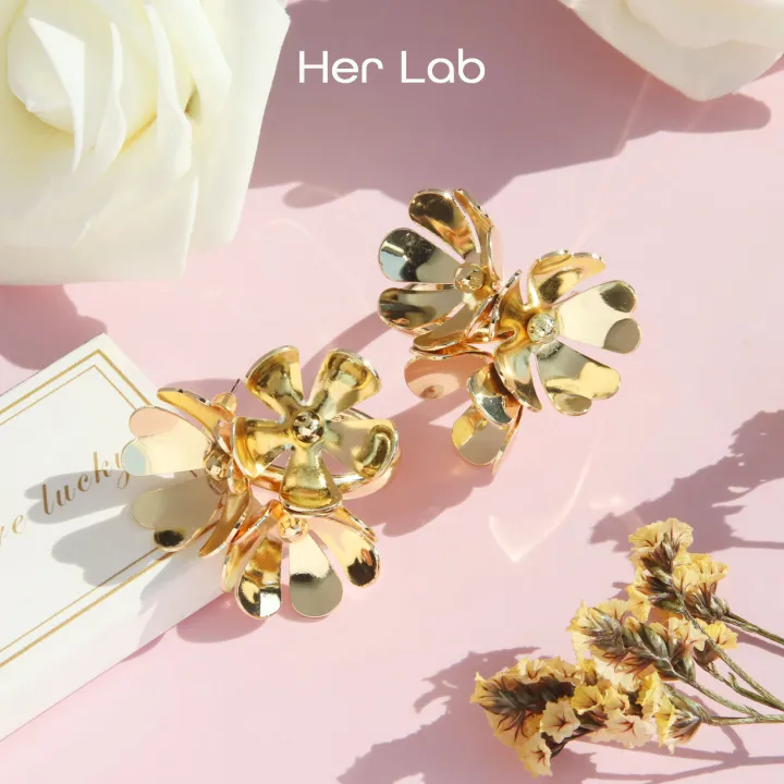 Her%20Lab%20Jewelry%20%7CAretes%20Vintage%20de%20Flor%20en%20Metal%20Dorado%20-%20Estilo%20Franc%C3%A9s%20y%20Elegante%20para%20Mujer%20-%20Image%207