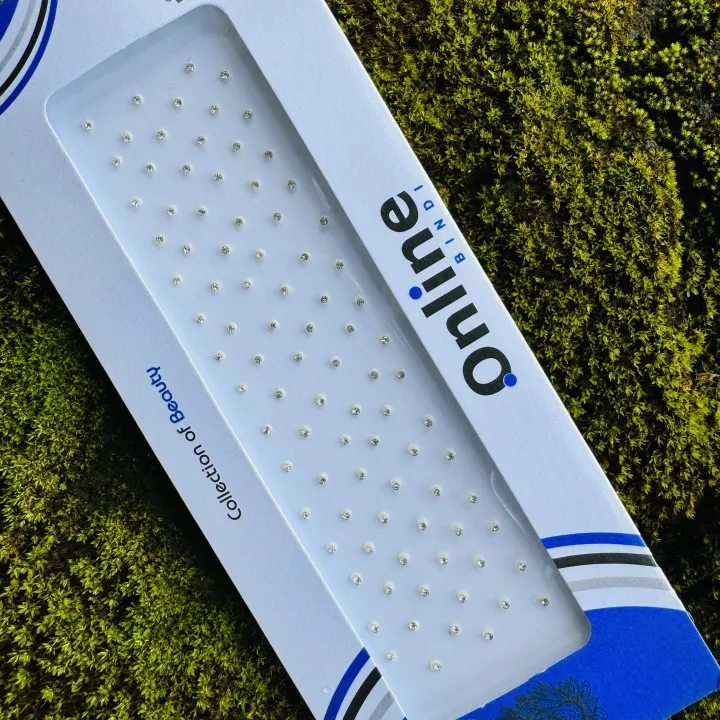 BOOM%20white%20color%20Simple%20Plain%20small%20Round%20Pottu%20Forehead,%20Kumkum%20Self-Adhesive%20Sticker%20Bindi%20card%20For%20Women%20-%20Image%202