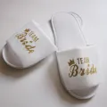 【WEJA】1pair Guest Hotel Slippers Wedding Party Team Bride Slipper Hotel Travel Spa Shoes New Gold Glitter Letter Flip Flop. 