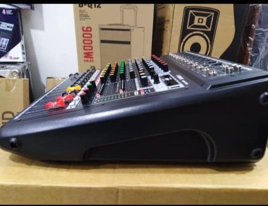 Yamaha%20EMX%20%204%20%20Channel%20Powered%20Mixer%20-%20Image%203