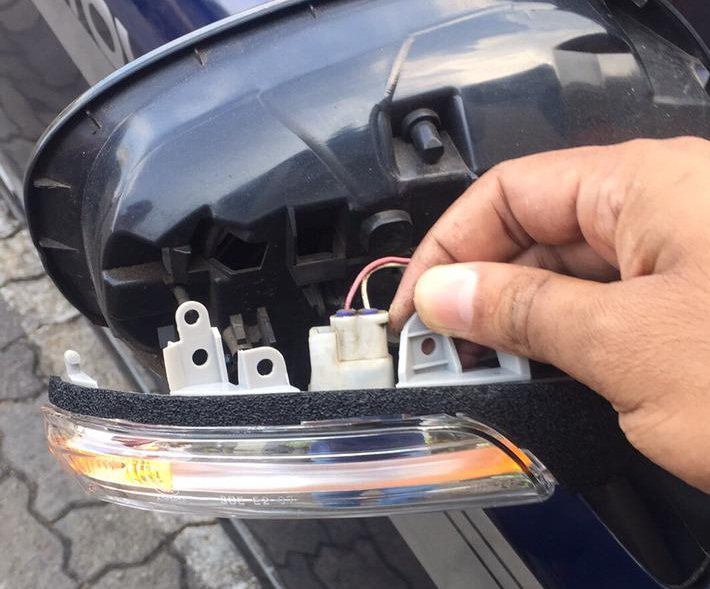 Prius%20mirror%20winker%20light%20(Right-%20Driver%20Side)%20-%20Image%202