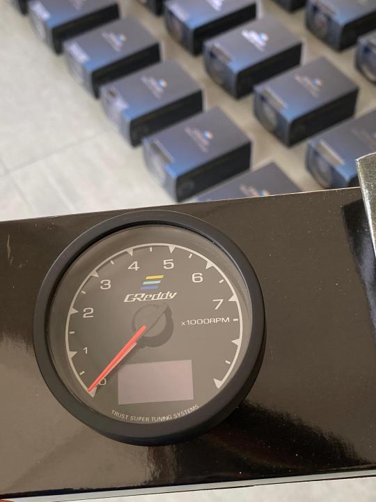 GREDDY%20Multi%20D/A%20LCD%20Digital%20Display%20Meter%20Tachometer%20Gauge%207%20Colours%202%20In1%20RPM%20&%20Voltage%20Display%202.5%20Inch%20-%20Image%205