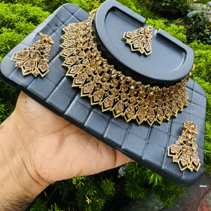 Dull%20gold%20color%20chocker%20necklace%20with%20one%20pair%20earring%20and%20one%20nalal%20theli%20with%20gold%20stone%20for%20girl%20and%20women%20-%20Image%202