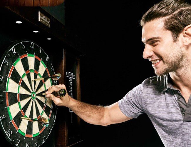 Champion%20Dart%20Board%20-%20Indoor%20Hanging%20Number%20Target%20Game%20with%20Steel%20Tip%20Darts%203%20Sizes%20by%20ZinZen%20-%20Image%209