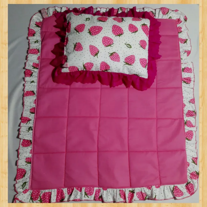 New%20Born%20Baby%20Pillow%20Sets%20with%20quilt%20pink%20cot%20sheet%20(two%20round%20side%20pillows,%20one%20mid%20pillow%20and%20quilt%20cot%20sheet%20in%20one%20pack)%20-%20Image%204