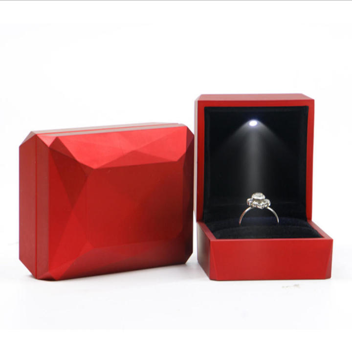 Simple%20And%20Elegant%20High%20Grade%20And%20Exquisite%20LED%20Light%20Jewelry%20Box%20Spray%20Painted%20Ring%20Box%20High%20End%20Jewelry%20Box%20-%20Image%207