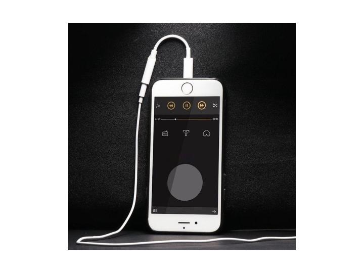 iPhone%20Audio%20adapter%20Lightning%20to%203.5mm%20earphone%20Adapter%203.5mm%20AUX%20Audio%20Adapter%20For%20iPhone%207-12%20Pro%20Max%20-%20Image%202