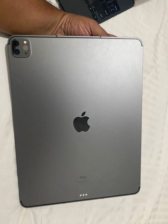 iPad%20Pro%20M1%2012.9%20inches%20tab%20-%20Image%204