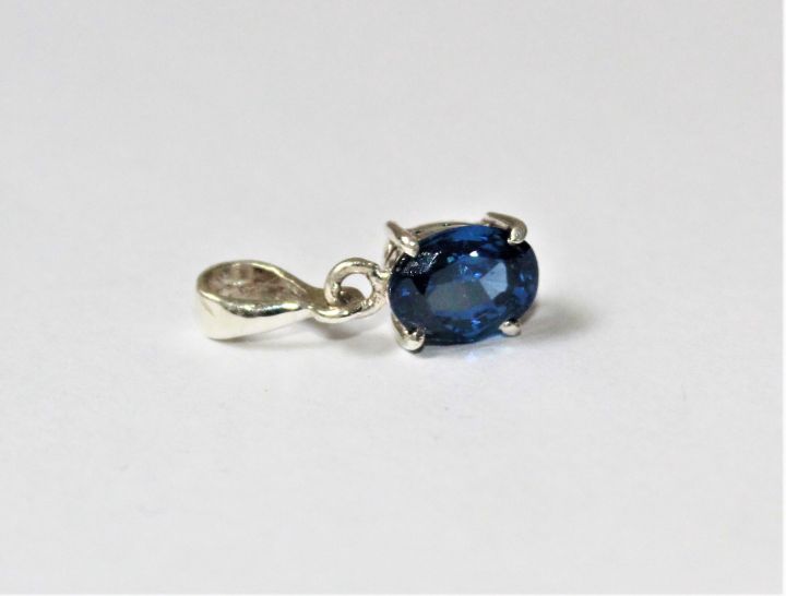 silver%20jewel%20with%20a%20blue%20gem%20-%20Image%204