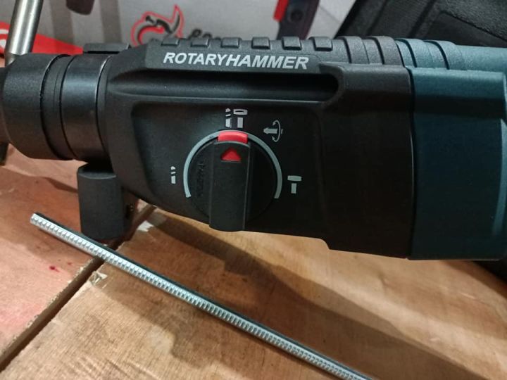 Men%20drive%20machine%20-%20Image%202