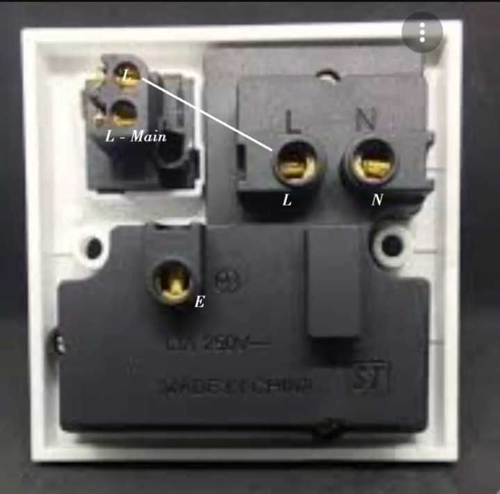 Universal%20Multi%20Wall%20Socket%20and%20Switch%20-%20Image%203