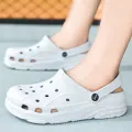 2023 Clog Sandals Slippers For Men Flat Fashion Summer Casual Man Garden Shoes Outdoor Beach Clogs Shoes Crocks Sandales Homme. 