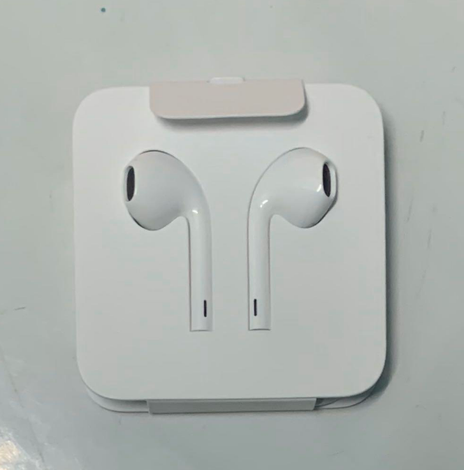 Apple%20EarPods%20Headphones%20with%20Lightning%20Connector,%20Wired%20Ear%20Buds%20for%20iPhone%20with%20Built-in%20Remote%20to%20Control%20Music,%20Phone%20Calls,%20and%20Volume%20-%20Image%205