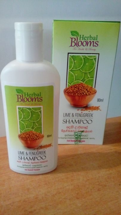 Herbal%20Blooms%20Shampoo%20-%20Image%203