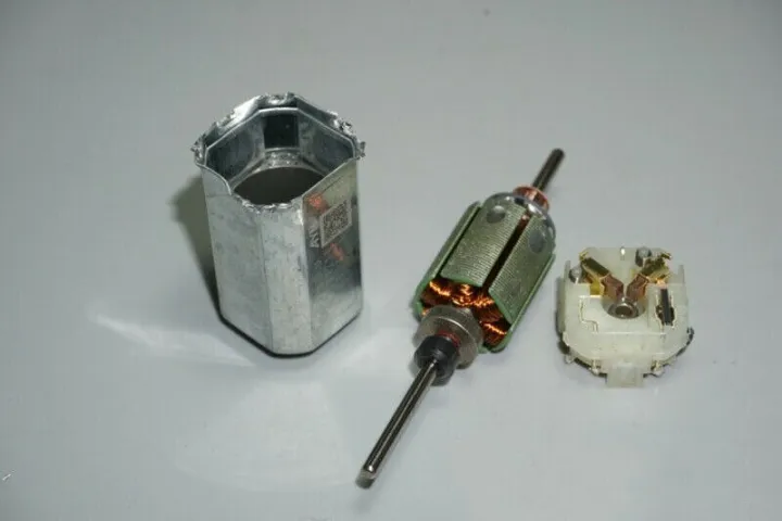 MABUCHI%20SZ-286XB-1880%20Compensating%20Carbon%20Brush%20Motor%205V-12V%2018mm%20Square%206-Pole%20Rotor%2020mm%20Long%20Shaft%20-%20Image%207