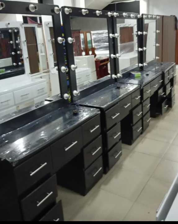 Dressing%20Table%20With%20light%20White%20-%20Image%206