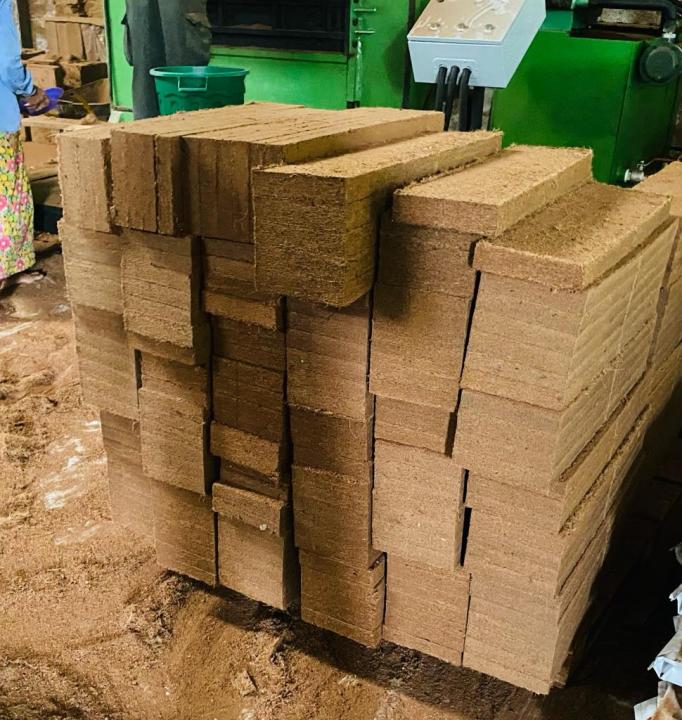 Grow%20bags%20H%20EC%20Coco%20peat%20and%20Coconut%20Husk%20chips%20mix%20naked%20%20blocks%20-%20Image%203