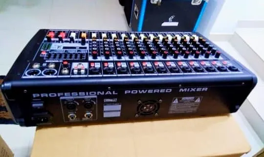 Yamaha%20EMX%2012%20Channel%20Powered%20Mixer%20-%20Image%205