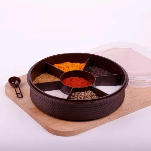 Round%20Plastic%20Masala%20Spice%20Box%20%7C%20Kitchen%20Masala%20Storage%20Dabba%207%20Container%20Multipurpose%20Species%20Woven%20Masala%20%7C%7C%20Rangoli%20Box%20Dabba%20%7C%7C%20Spice%20Box,%20Air-Tight%20%7C%7C%20Divided%20Fruit%20Tray.%20-%20Image%204