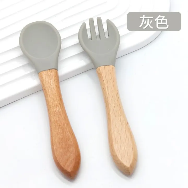 Children's%20Silicone%20Spoon%20with%20Wooden%20Handle%20Food%20Grade%20Soft%20Rubber%20Baby%20Feeding%20Tableware%20Can%20Bite%20Spork%20-%20Image%203