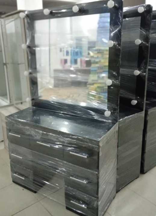 Dressing%20Table%20With%20light%20White%20-%20Image%205