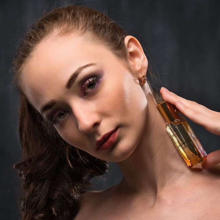 Bella%20Vita%20Luxury%20Honey%20Oud%20Eau%20De%20Parfum%20Unisex%20Perfume%20for%20Men%20&%20Women%20with%20Patchouli,%20Vanilla%20&%20Bergamot%20%7C%20Floral,%20Spicy%20EDP%20Fragrance%20Scent,%2020ml%20NUZ%20-%20Image%202