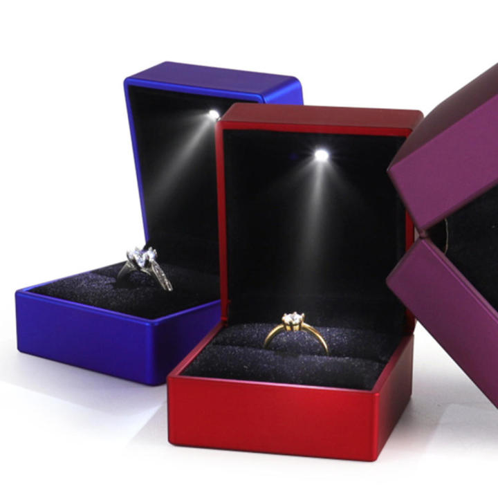 Simple%20And%20Elegant%20High%20Grade%20And%20Exquisite%20LED%20Light%20Jewelry%20Box%20Spray%20Painted%20Ring%20Box%20High%20End%20Jewelry%20Box%20-%20Image%205