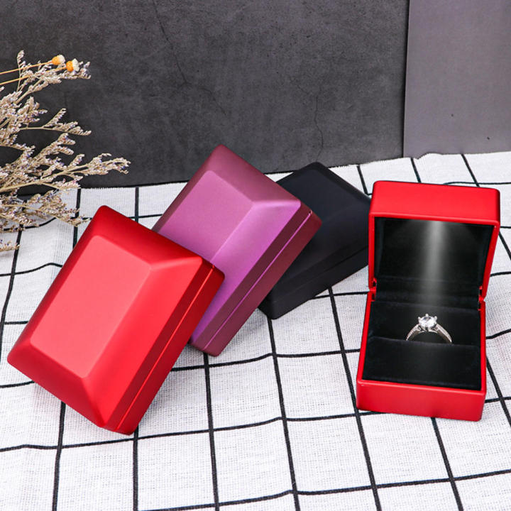 Simple%20And%20Elegant%20High%20Grade%20And%20Exquisite%20LED%20Light%20Jewelry%20Box%20Spray%20Painted%20Ring%20Box%20High%20End%20Jewelry%20Box%20-%20Image%203