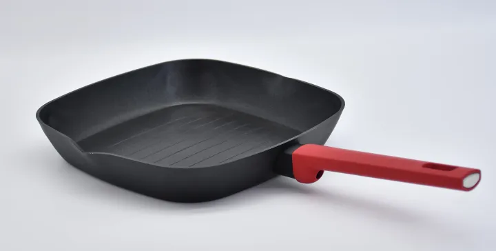 Black%20Grilling%20Pan%20With%20Red%20Handle%2026cm%20-%20Image%205