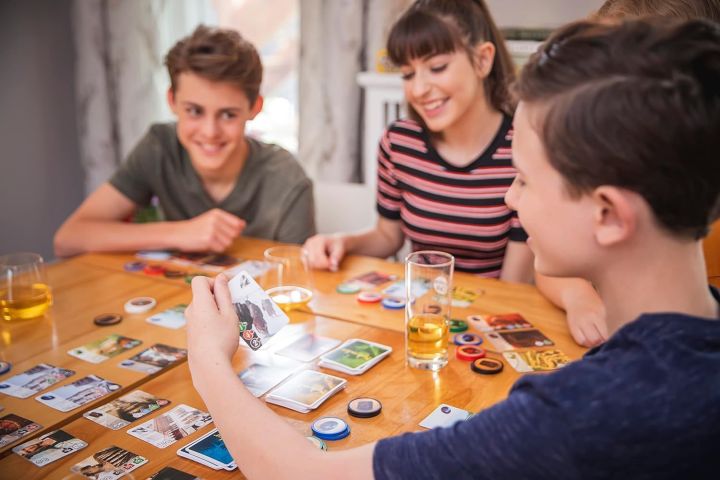 Splendor%20Board%20Game%20Strategy%20Game%20for%20Kids%20and%20Adults%20-%20Marc%20Andre'%20Splendor%20Fun%20Family%20Game%20Night%20Entertainment%20-%20Ages%2010+,%202-4%20Players,%2030-Minute%20Rounds%20by%20ZinZen%20-%20Image%204