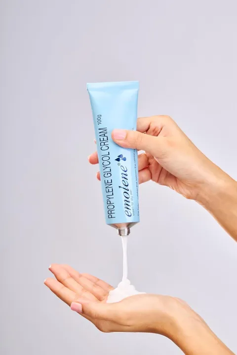 Emolene%20-%20Moisturizing%20Cream,%20Hydronourish%20Dry%20Skin,%20Restores%20Moisture%20Balance,%20Smoothens%20Skin,%20Non-Greasy,%20Non-Comedogenic,%20Hypoallergenic,%20Fast%20Absorbing,%20Anti-Aging,%20Deep%20Hydration,%20Lightweight,%20Suitable%20for%20All%20Skin%20Types%20for%20Men%20and%20Women,%20100%20grams%20-%20Image%203