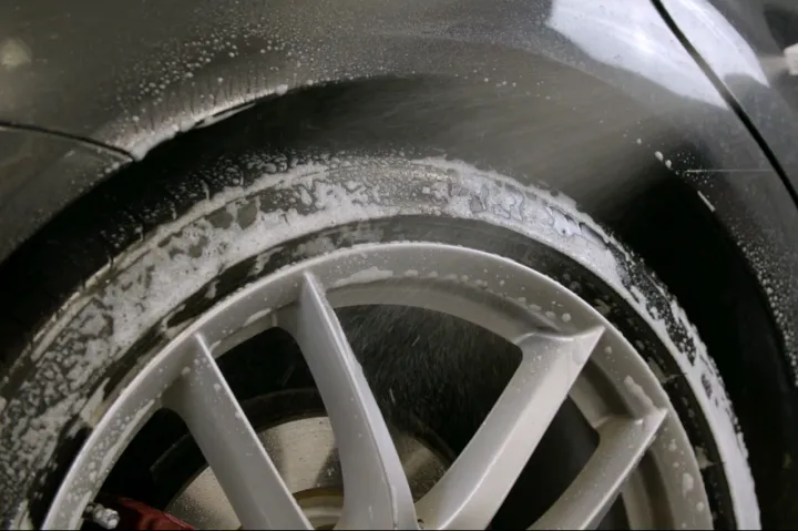 SOFT99%20Tyre%20Black%20Wax%20-%20Image%204