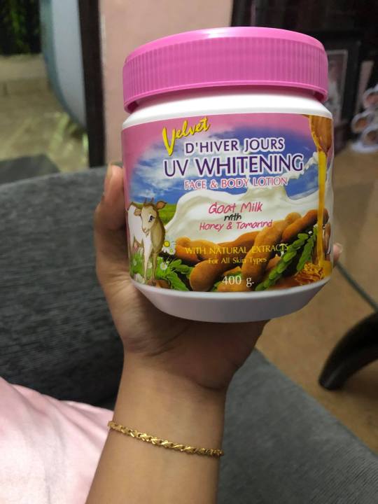 Velvet%20D'Hiver%20Jours%20Uv%20Whitening%20Body%20Lotion%20Goat%20Milk%20With%20Honey%20&%20Tamarind%20-%20400G%20-%20Image%204