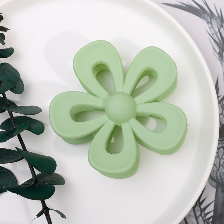 Fashion%20Hollow%20Large%20Flower%20Shape%20Plastic%20Hair%20Claws%20Clips%20Elegant%20Accessories%20For%20Women%20-%20Image%209