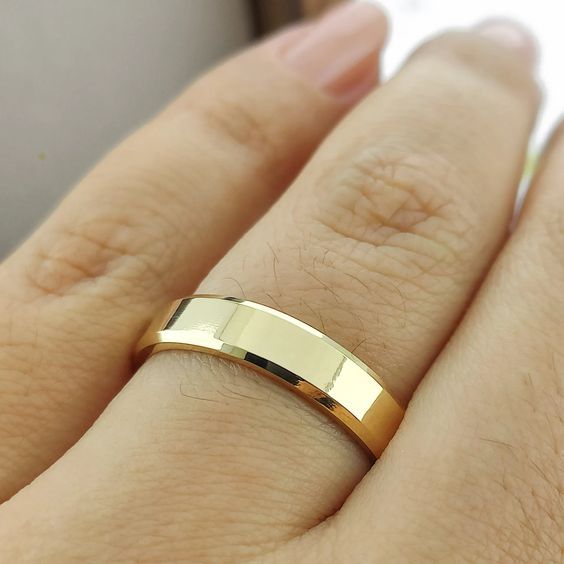 18k%20Gold%20Plated%20Tungsten%20Ring%20-%20Beveled%20Edge%20Wedding%20Band%20-%20Image%204