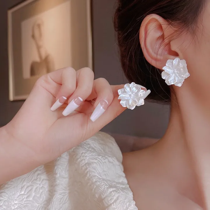 1Pair%20Personality%20Romantic%20White%20Flower%20Stud%20Earrings%20Temperament%20Sweet%20Simple%20Statement%20Earring%20Aesthetic%20Jewelry%20Luxury%20Gift%20-%20Image%202