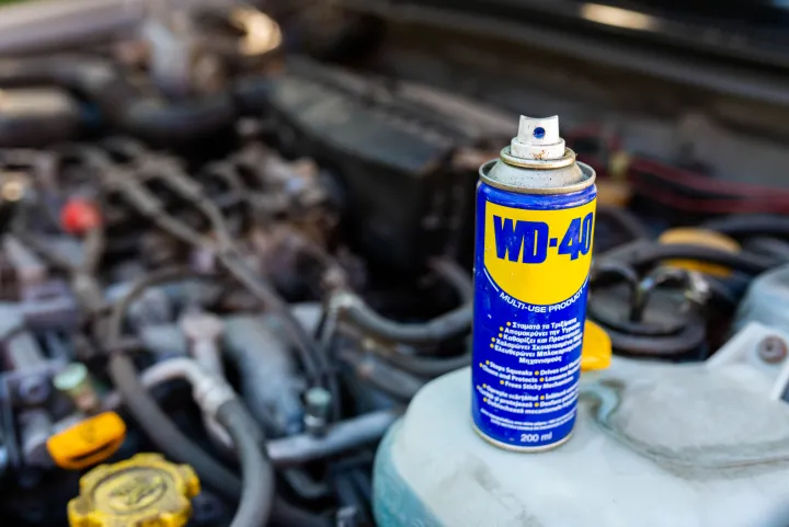 WD40%20Spray%20Multi%20Use%20Lubricant%20Anti%20Rust%20Spray%20with%20Straw,%20330ml%20With%20FREE%20Emery%20Paper%20-%20Image%205