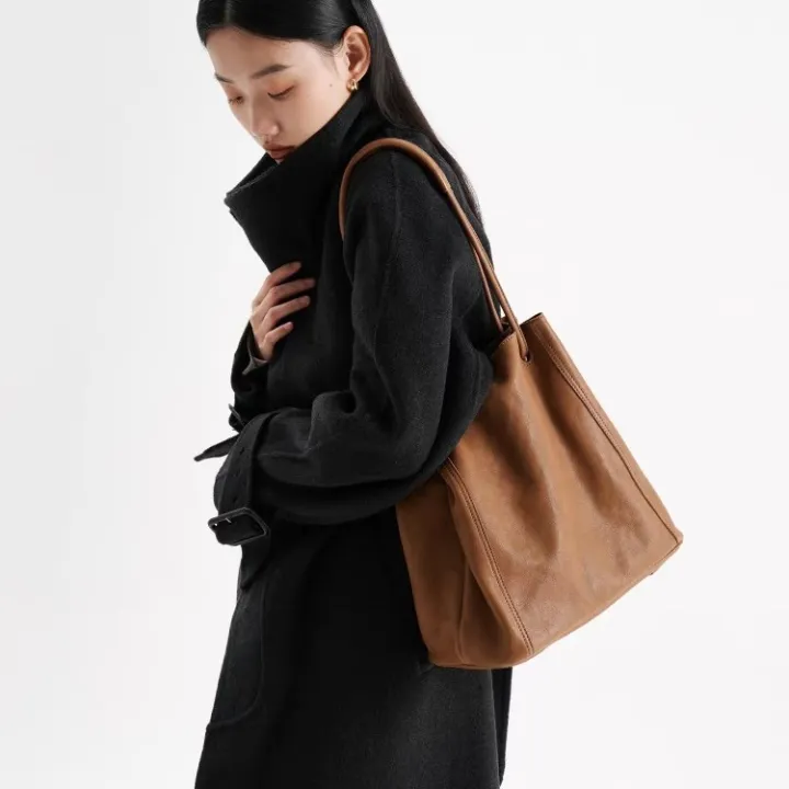 Qiu%20Zhen%20Genuine%20Leather%20Bucket%20Bag%20for%20Women,%20Crossbody%20Commuter%20Large%20Capacity%20Tote%20Bag,%20Niche%20Vegetable%20Tanned%20Top%20Layer%20Cowhide%20Bag%20-%20Image%205