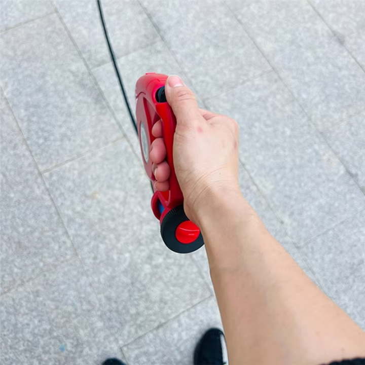 Extendable%20and%20Retractable%20Leash%204.5M%20with%20Built-in%20LED%20Flashlight%20for%20Nighttime%20Walks%20-%20Image%203