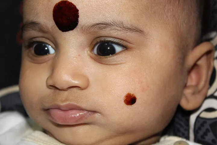 Black%20Bindi%20Pottu%20(Dhrishti%20Pottu)%20-%20Image%203